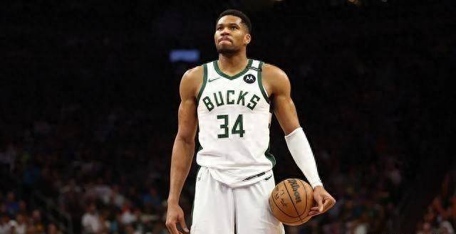 黄蜂主帅谈三球何时解除时间限制：看背靠背比赛后的恢复情况（黄蜂主帅：三球出场时间何时放开取决于背靠背赛后恢复）