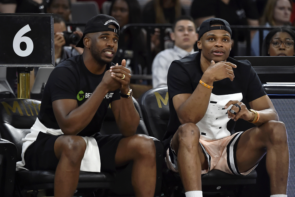 中超俱乐部欠薪问题严峻，准入审核难度大，职业化进程仍不完善。（中超俱乐部欠薪普遍，准入门槛提升，职业化建设仍待完善）