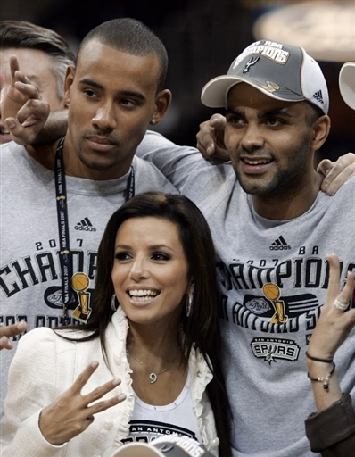 杨鸣：辽宁男篮进入新老更替时期，先打进季后赛再图发展（杨鸣：辽篮处于新老交替阶段，先确保季后赛资格再谋发展）