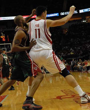 支持家乡球队，费德勒现身巴塞尔主场看台看对阵维拉的比赛（费德勒现身巴塞尔主场为家乡队助威，观战对阵维拉的比赛）